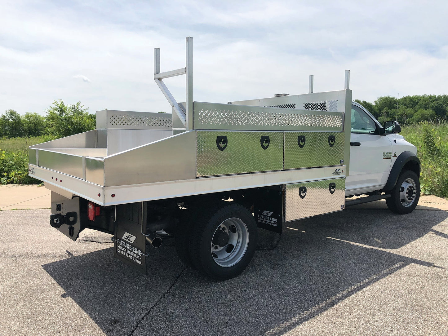 MR. HYDRAULIC 18"X18"X60" DIAMOND TREAD ALUMINUM UNDERBODY TRUCK BOX REPLACES BUYERS 1705115